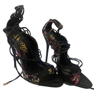 So Me | NWOT Black with embroidered floral print lace up strapy heels size 7